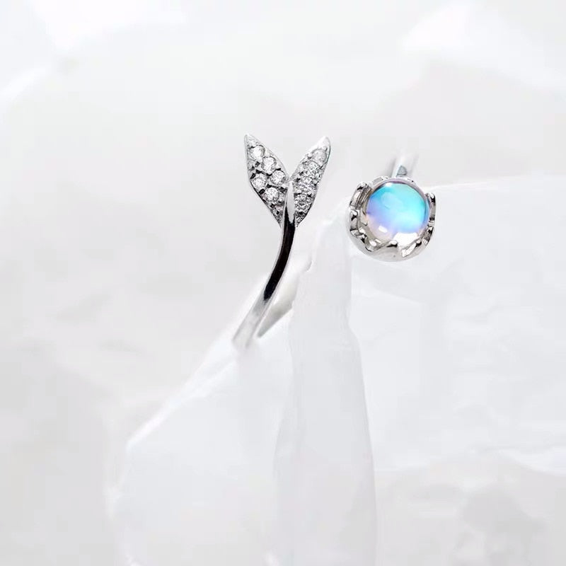 Adjustable dolphin tail special ring